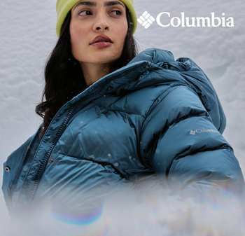 Türkisfarbene Pufferjacke mit glänzender Oberfläche, Reißverschluss, zwei seitlichen Taschen und Columbia-Logo am Ärmel, kombiniert mit einer hellgelben Mütze.