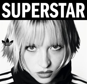 Portrait en noir et blanc d'une personne portant une veste noire ornée de trois bandes blanches, avec le texte "SUPERSTAR" en gras au-dessus et le logo Adidas.