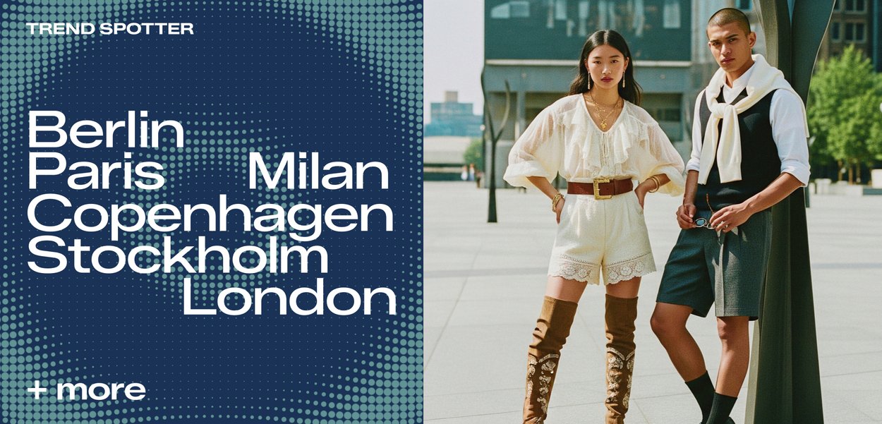 Zwei Models stehen im Freien. Eine trägt eine weiße Rüschenbluse, Spitzen-Shorts und kniehohe braune Stiefel. Die andere trägt einen ärmellosen Pullover über einem Kragenshirt und Shorts.