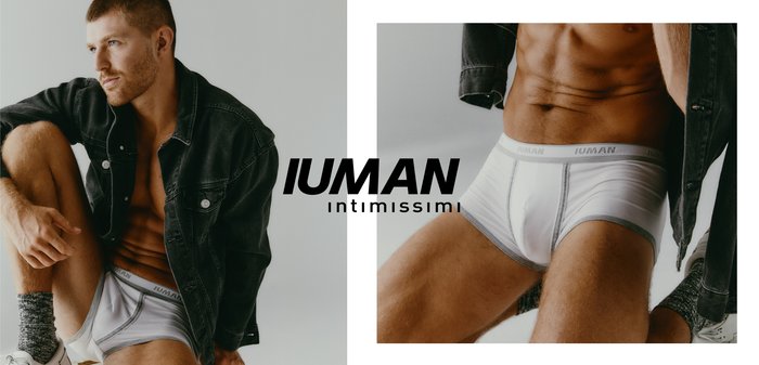 Uomo che indossa slip bianchi e giacca di jeans nera, seduto con un ginocchio alzato e guarda di lato, mostrato in due cornici affiancate.