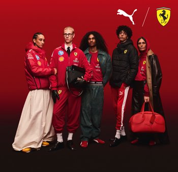 Gruppo di cinque individui in abbigliamento con il marchio Ferrari rosso, che include giacche, pantaloni da corsa e accessori. Varie trame e stili in mostra.