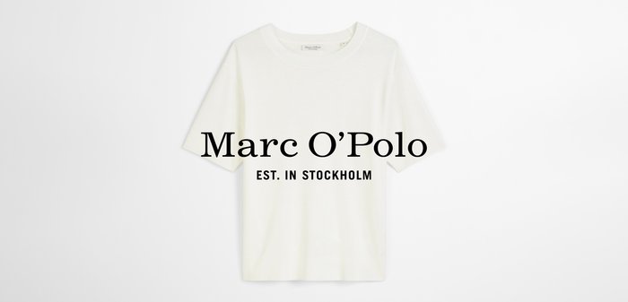 Biała koszulka z krótkim rękawem, wykonana z miękkiej tkaniny. Posiada okrągły dekolt oraz nazwę marki "Marc O’Polo" z napisem "ZAŁOŻONA W Sztokholmie" poniżej.