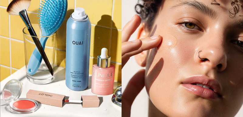 Produits cosmétiques sur une surface blanche : une canette de shampoing sec bleu, un flacon de sérum rose, une boîte de blush ronde, une brosse à cheveux bleue et un pinceau de maquillage.