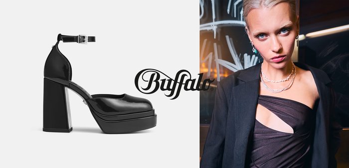 Zwarte plateauhakken van lakleer met een dikke blokhak, open achterkant, verstelbare enkelband en een ronde neus.