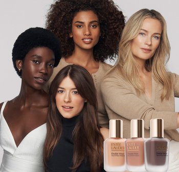 Neljä eri ihonsävyistä naista poseeraavat kolmen erisävyisen Estée Lauder Double Wear -meikkivoiteen pullon takana.