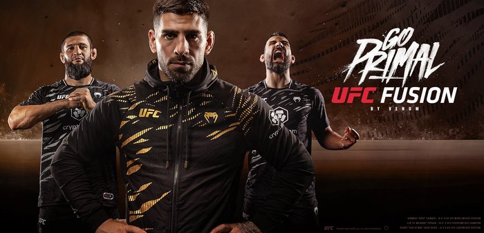 Drei Athleten im schwarzen und goldenen UFC-Outfit, hervorgehoben durch mutige Designs und Texturen. Ein Hintergrund in warmen Tönen verstärkt den werblichen Fokus.