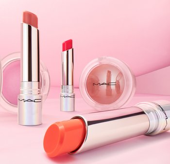 Rossetti in tubetti metallici, disponibili in tonalità nude, rosa e arancione. Include una cipria per guance trasparente di forma rotonda con logo.