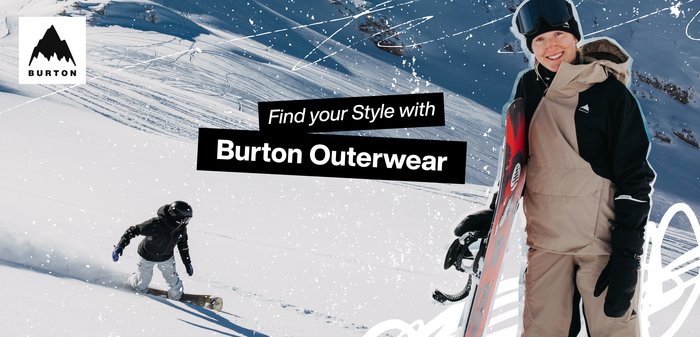 Lächelnder Snowboarder in beiger und schwarzer Burton-Bekleidung, der ein Snowboard hält, mit verschneiten Bergen und einem weiteren Snowboarder im Hintergrund.