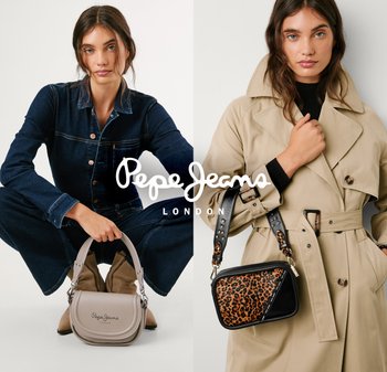 Dos bolsas: un bolso curvado de color gris claro con el logo y un pouch negro con un estampado de leopardo. Ambas presentan correas en contraste.
