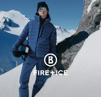 Niebieska kurtka izolacyjna z kontrastowymi detalami i kieszenią z przodu. Połączona z dopasowanymi spodniami, czarnymi rękawicami i kaskiem narciarskim. Tło ze śnieżnymi górami.