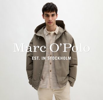 Mężczyzna ubrany w khaki kurtkę z kapturem na beżowym dzianinowym swetrze i jasnych spodniach, stojący na tle jednolitego jasnego tła z logo Marc O’Polo.