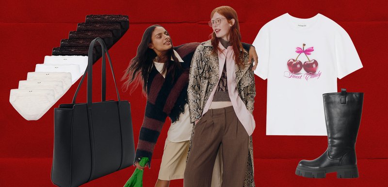 Μαύρη τσάντα ώμου, λευκό T-shirt με γραφικό κερασάκι, παλτό με σχέδιο φίδι, καφέ παντελόνι φαρδιάς γραμμής και μαύρα μποτάκια μέχρι το γόνατο. Διάφορα εσώρουχα εμφανίζονται.