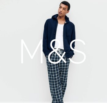 Granatowa bluza z kapturem ze sznurkami, biały top na ramiączkach oraz niebiesko-zielone kraciaste spodnie do piżamy. Modelka stoi na neutralnym tle.