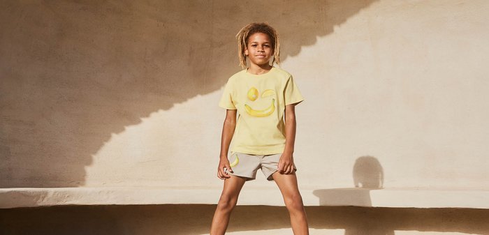 Navyblauw rashguard met een ritssluiting aan de voorkant, voorzien van een golfpatroon op de onderste helft. Lichtgewicht, rekbare stof, ideaal voor wateractiviteiten.