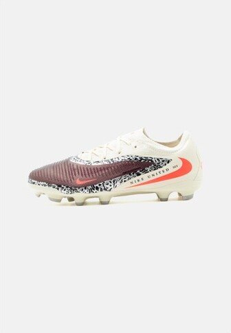 Fehér és bordó Nike focicipő narancssárga jelzéssel, mintás középső résszel és formázott stoplikal a talpon a füves pályákon való tapadáshoz.
