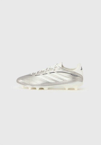 Ezüst-fehér Adidas Copa focicipő formázott stoplikkal és három csíkkal az oldalon, kívülről látható.