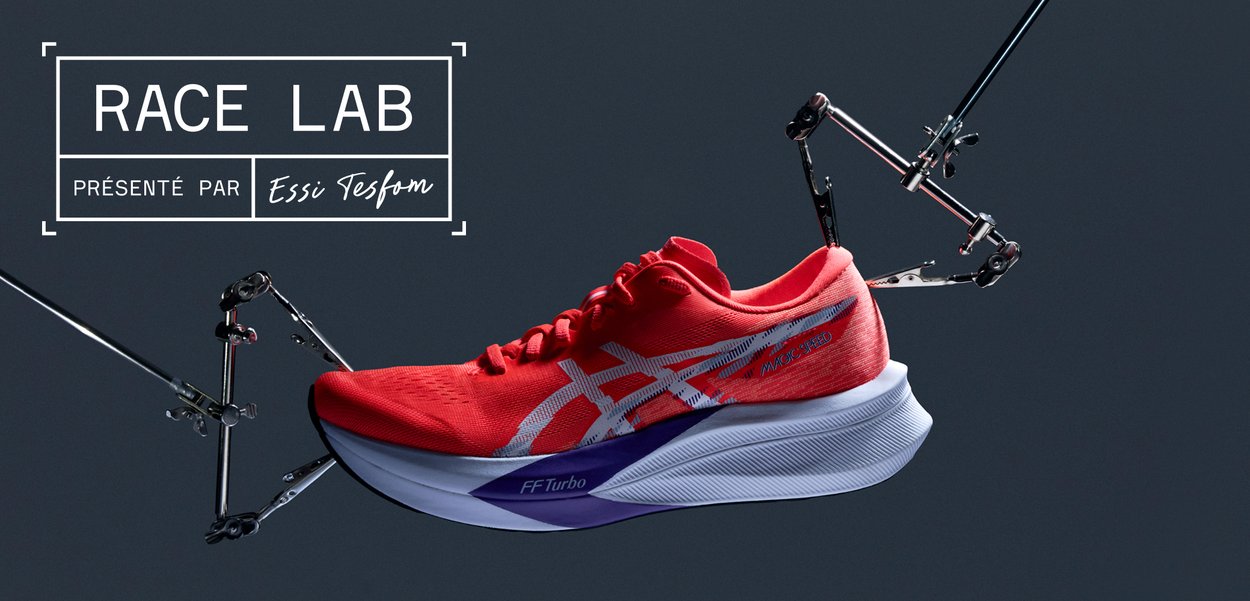 Chaussure de sport rouge avec un dessus texturé, des accents blancs et une semelle violette. Présente un design de soutien et une construction légère.