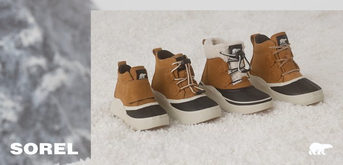 Braune Winterstiefel aus Wildleder und Gummi mit strukturierten schwarzen Sohlen, rundem Design und markanten weißen Kunstpelzkragen-Akzenten.