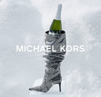 Knærhøye støvler prydet med svarte rhinestones holder en champagneflaske. Har spiss tå og stilett-hæl med rynket design.