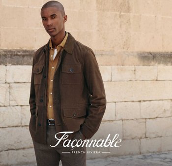 Veste en suède marron avec quatre poches avant, fermetures à boutons et col cranté, associée à une chemise beige et un pantalon gris texturé.