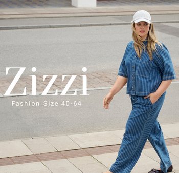 Blauwe gestreepte tweedelige outfit van denim stof, met een kortärmelige shirt met knopen en een losse broek.