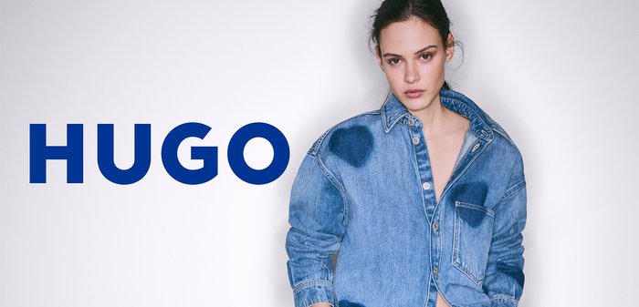 Denimjacke mit blauen Herzmustern, Knopfverschluss und entspannter Passform. Verfügt über einen klassischen Kragen und eine Brusttasche.