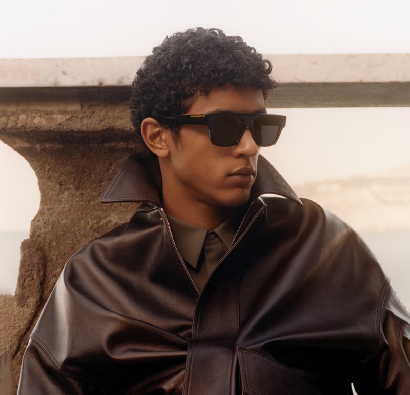 Chaqueta acolchada de cuero negro con cuello alto a la izquierda; a la derecha, una chaqueta de cuero marrón. Ambos modelos llevan gafas de sol oscuras.