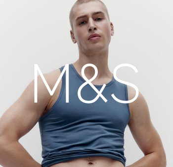 Débardeur bleu en coton doux, avec un col rond et de larges bretelles. Le modèle pose devant un fond neutre.