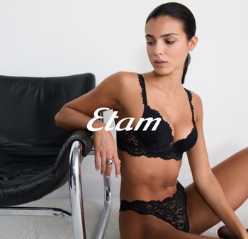 Czarny komplet bielizny koronkowej, składający się z biustonosza z regulowanymi ramiączkami oraz dopasowanych majtek. Tekstura jest misternie zdobiona kwiatowymi wzorami.