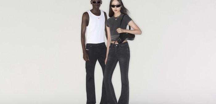 Due modelle che indossano occhiali da sole neri, pantaloni neri e top casual; una con una canottiera bianca, l'altra con una t-shirt corta nera che tiene una borsa.