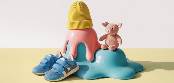Blauwe kindersneakers, gele gebreide muts op een roze smeltende sculptuur, en een roze pluchen varken op een blauwe smeltende sculptuur tegen een gele en witte achtergrond.