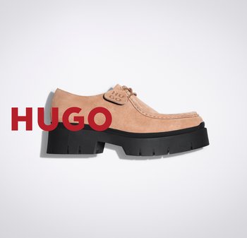 Beige Wildlederschuh mit runder Zehenpartie, dicker schwarzer Gummisohle und Schnürdesign. Verfügt über ein Logo-Tag an der Seite.