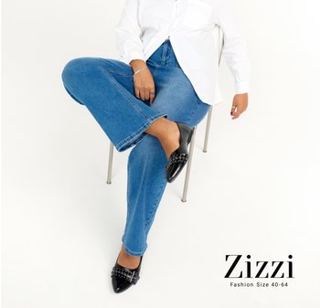 Blå jeans i denim med utsvängda ben och fransad fåll, kombinerade med svarta spetsiga skor med nitar, bära tillsammans med en vit skjorta med knappar.