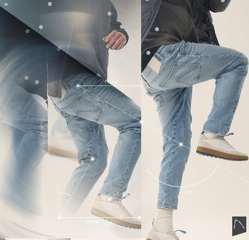 Lichtblauwe denim jeans met een slim fit, met achterzakken en een tan-kleurig label. Gecombineerd met grijs-witte sportschoenen en crèmekleurige sokken.