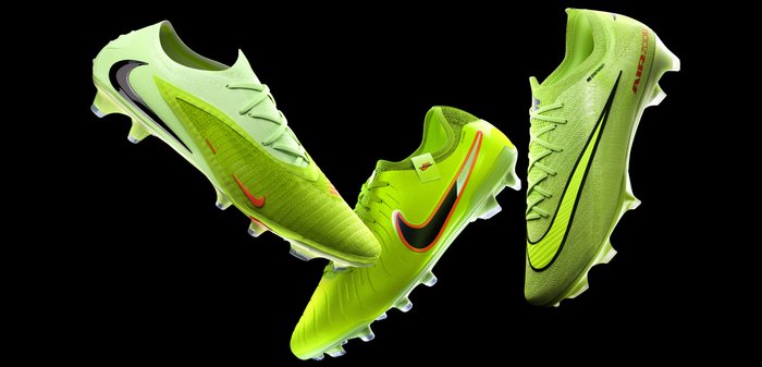Trois chaussures de football Nike vert néon avec des accents noirs et rouges flottant sur un fond noir, montrant différents angles et détails.