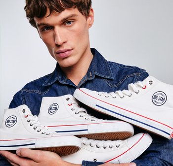 Witte hoge sneakers met rode en blauwe strepen, bovenwerk van stof, rubberen zool en cirkelvormig logo detail op de zijkant.