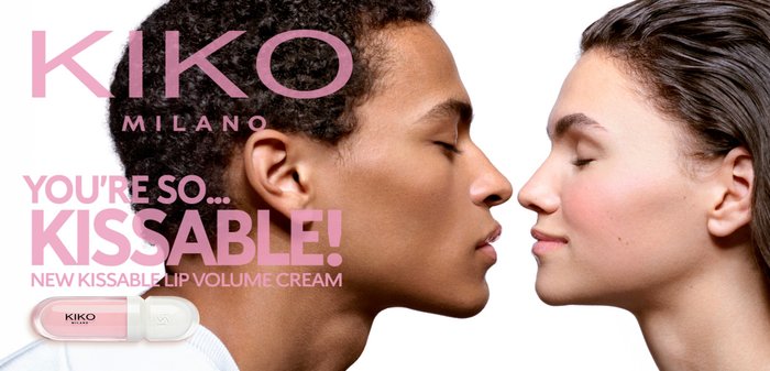 Deux personnes les yeux fermés, se faisant face de près, mettant en avant la crème volume lèvres embrassable de KIKO Milano en dessous.