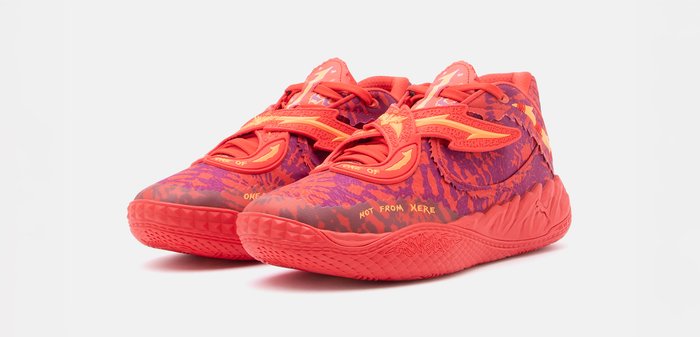 Φωτεινά κόκκινα και μωβ αθλητικά παπούτσια με γραφικά σχέδια, ιμάντες με βέλκρο και υφασμένες σόλες, στραμμένα προς τα εμπρός σε λευκό φόντο.