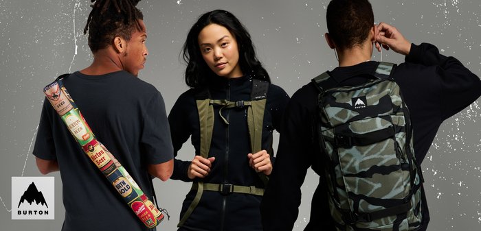 Drei Personen zeigen Burton-Produkte: einen Camouflage-Rucksack, ein olivgrünes Geschirr und einen Gurt mit Vintage-Bierdosen-Designs.