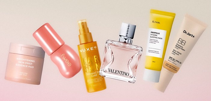 Six produits de soins de la peau et de beauté, incluant un tampon d'essence éclaircissante, un sérum, un spray, un parfum, un masque de nuit et une crème BB sur un fond rose.