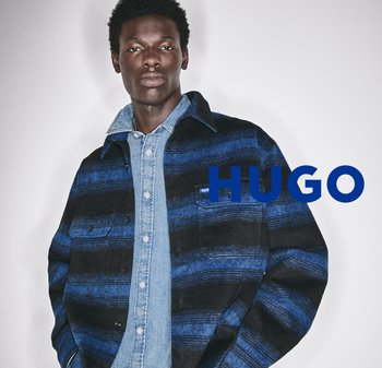 Schwarz-blau gestreifte Wolljacke mit einem kragenlosen Jeanshemd darunter. Verfügt über Fronttaschen und ein rechteckiges Markenlabel.