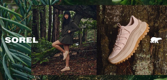 Frau mit beigefarbenen Wanderschuhen und olivgrüner Jacke steht im Wald; Nahaufnahme eines beigefarbenen Wanderschuhs auf Baumrinde neben dem Sorel-Logo.