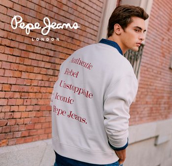 Sweatshirt branca com texto vermelho nas costas que diz "Autêntico, Rebelde, Imparável, Icónico, Pepe Jeans." Apresenta gola de ganga e punhos canelados.