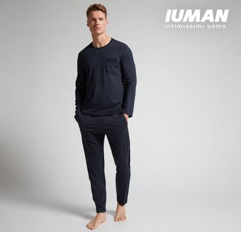 Camicia a maniche lunghe blu navy con taschino sul petto, abbinata a pantaloni affusolati coordinati. Tessuto morbido con una texture liscia e vita elastica.