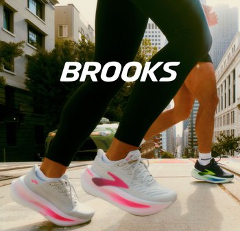 Mannen en vrouwen joggen op straat terwijl ze Brooks hardloopschoenen dragen. De ene schoen is lichtgrijs met roze accenten; de andere is zwart met groene accenten.