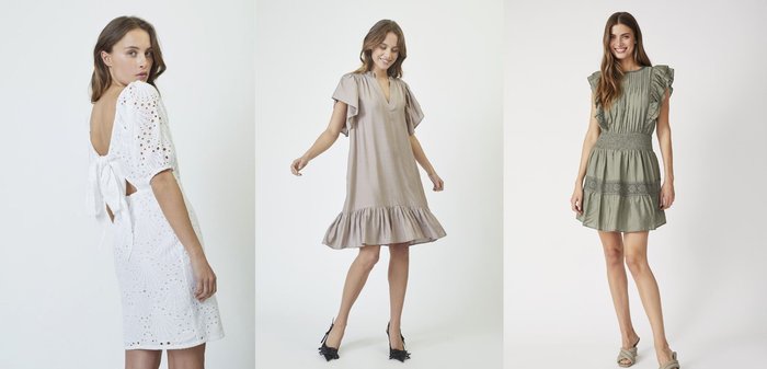 Due donne posano sorridenti e in modo naturale davanti a uno sfondo bianco, indossando abiti al ginocchio con maniche arricciate e sandali con tacco.