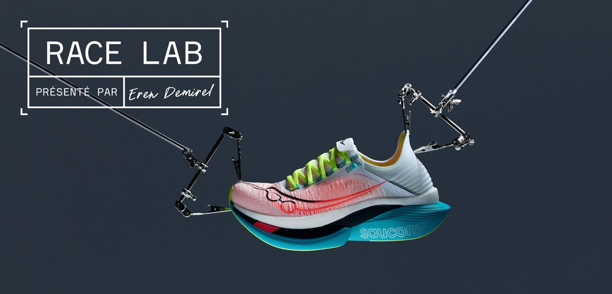 Chaussure de course haute performance avec une tige en maille légère de couleur rose et bleue, des lacets jaune vif et une semelle colorée surélevée.