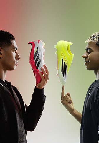 Deux hommes se font face, chacun tenant une chaussure de football aux couleurs vives, l'une rouge et blanche, l'autre jaune, sur un fond dégradé.