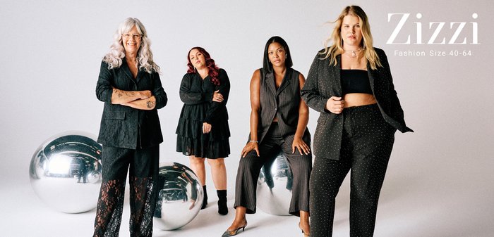 Fyra modeller i stiliga outfits: svart spetsdräkt, svart volangklänning, randig väst och byxor, samt prickig kavaj och byxor. Silverkulor i bakgrunden.