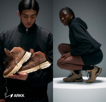 Brune fottur med teksturert stoff og oransje detaljer, vist frem av en person som holder dem, sammen med en modell som bruker lignende fottøy.